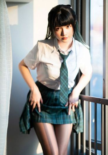 美女在床上打扑克