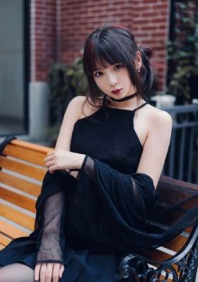两位女王圣水调教小刚