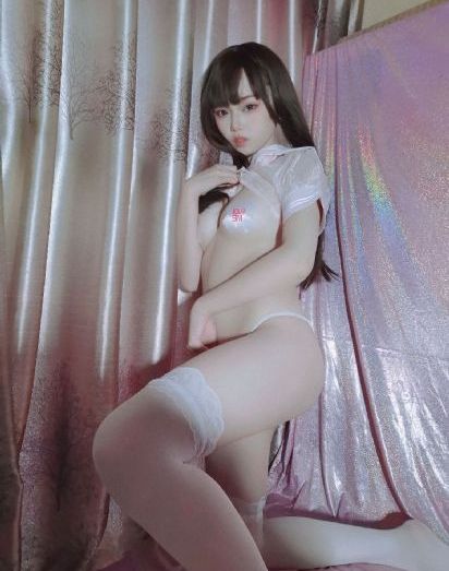 年轻的妈妈观看