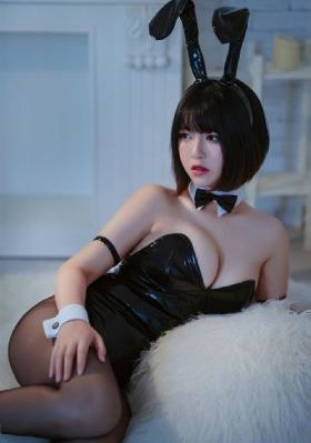 美女扒开尿口让男人捅爽